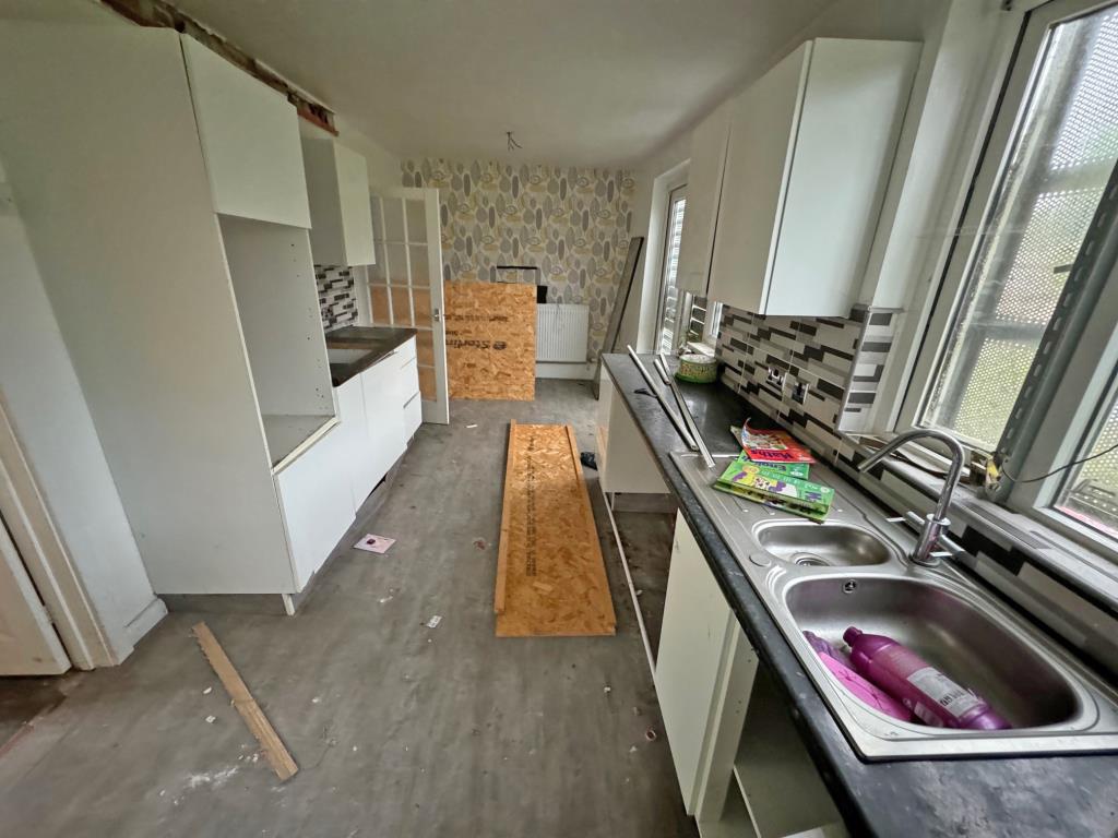 Lot: 12 - THREE-BEDROOM HOUSE FOR IMPROVEMENT AND REPAIR - Kitchen
